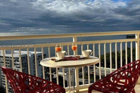 Купить кондоминиум в Майами, Флорида 2 спальни, 110.55м2, № 1970626 - фото 17