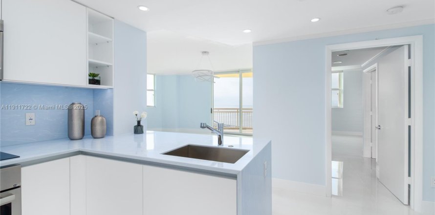 Кондоминиум с 2 спальнями в Майами, Флорида № 1970626