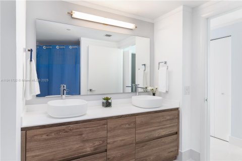 Купить кондоминиум в Майами, Флорида 2 спальни, 110.55м2, № 1970626 - фото 13