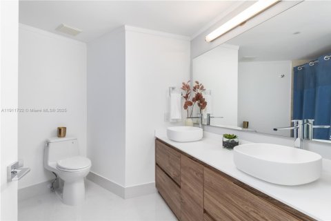 Купить кондоминиум в Майами, Флорида 2 спальни, 110.55м2, № 1970626 - фото 12