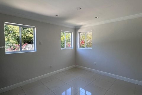 Снять в аренду виллу или дом в Майами, Флорида 2 спальни, 83.24м2, № 2023579 - фото 3