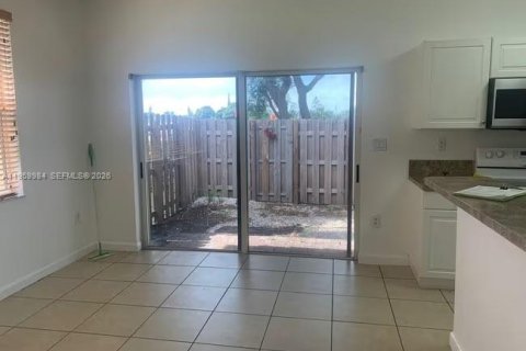 Снять в аренду таунхаус в Хомстед, Флорида 3 спальни, 114.64м2, № 2024290 - фото 3