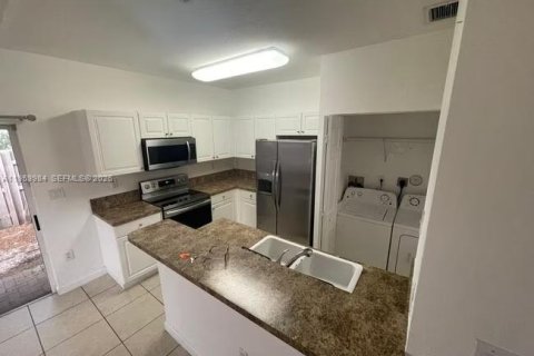 Снять в аренду таунхаус в Хомстед, Флорида 3 спальни, 114.64м2, № 2024290 - фото 5