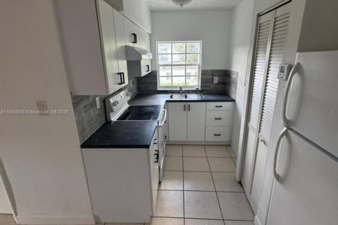 House in Biscayne Park, Florida 2 bedrooms, 55.74 sq.m. № 1944312 - photo 7