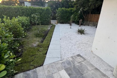 House in Biscayne Park, Florida 2 bedrooms, 55.74 sq.m. № 1944312 - photo 10