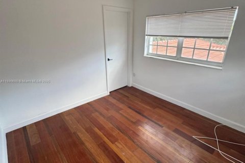 House in Biscayne Park, Florida 2 bedrooms, 55.74 sq.m. № 1944312 - photo 5