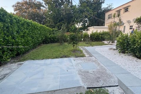 House in Biscayne Park, Florida 2 bedrooms, 55.74 sq.m. № 1944312 - photo 13