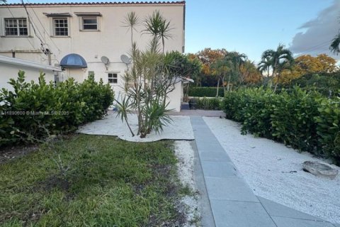 House in Biscayne Park, Florida 2 bedrooms, 55.74 sq.m. № 1944312 - photo 12