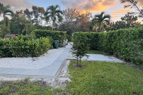 House in Biscayne Park, Florida 2 bedrooms, 55.74 sq.m. № 1944312 - photo 11