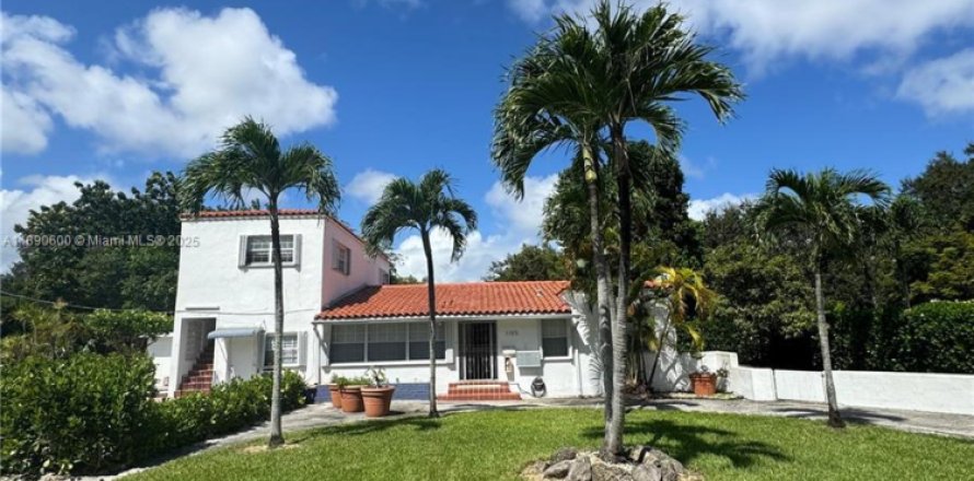 House in Biscayne Park, Florida 2 bedrooms, 55.74 sq.m. № 1944312