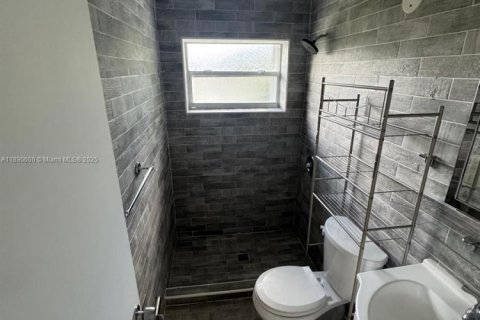 House in Biscayne Park, Florida 2 bedrooms, 55.74 sq.m. № 1944312 - photo 9