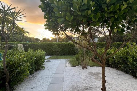 House in Biscayne Park, Florida 2 bedrooms, 55.74 sq.m. № 1944312 - photo 4