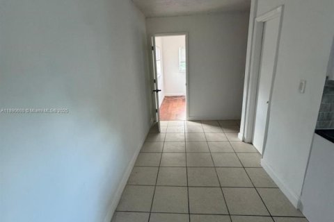 House in Biscayne Park, Florida 2 bedrooms, 55.74 sq.m. № 1944312 - photo 8