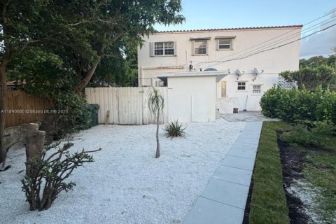 House in Biscayne Park, Florida 2 bedrooms, 55.74 sq.m. № 1944312 - photo 14