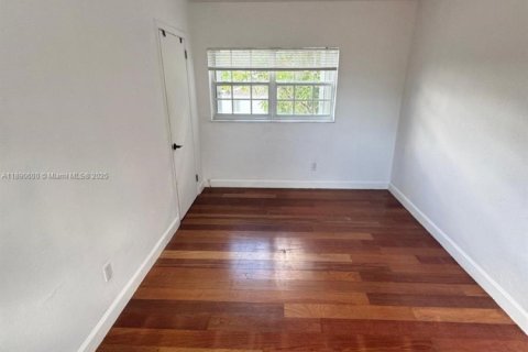 House in Biscayne Park, Florida 2 bedrooms, 55.74 sq.m. № 1944312 - photo 6