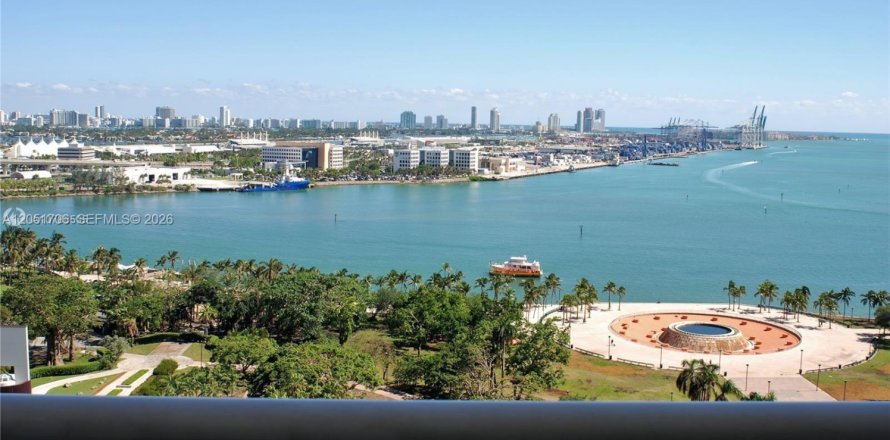 Condo in Miami, Florida, 3 bedrooms  № 2149249