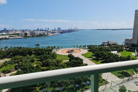 Condo in Miami, Florida, 3 bedrooms  № 2149249 - photo 2