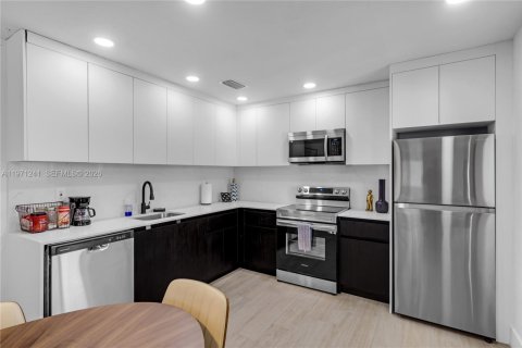 Immobilier commercial à vendre à Miami, Floride: 455.41 m2 № 2032112 - photo 3