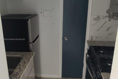 Condo in Miami, Florida, 1 bedroom  № 1955006 - photo 7