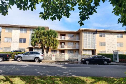 Condo in Miami, Florida, 1 bedroom  № 1955006 - photo 1