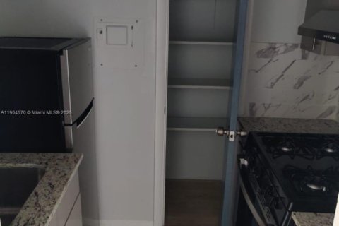 Condo in Miami, Florida, 1 bedroom  № 1955006 - photo 5