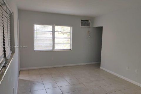 Condo in Miami, Florida, 1 bedroom  № 1955006 - photo 9