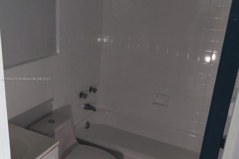 Condo in Miami, Florida, 1 bedroom  № 1955006 - photo 11