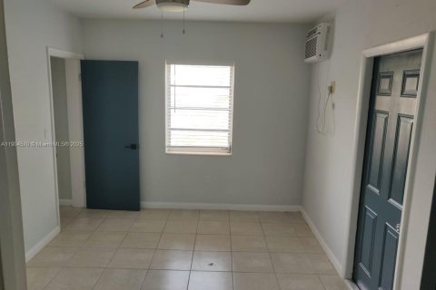 Condo in Miami, Florida, 1 bedroom  № 1955006 - photo 13