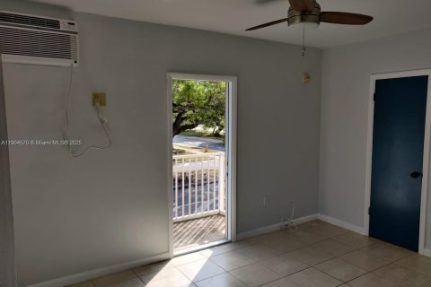 Condo in Miami, Florida, 1 bedroom  № 1955006 - photo 6