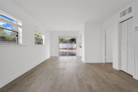 Снять в аренду квартиру в Майами, Флорида 1 спальня, 92.9м2, № 1989190 - фото 7