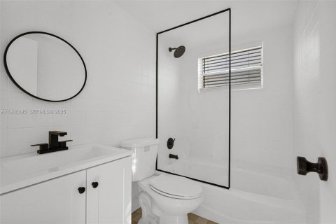 Снять в аренду квартиру в Майами, Флорида 1 спальня, 92.9м2, № 1989190 - фото 1