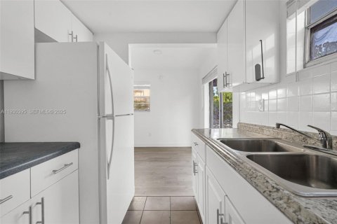 Снять в аренду квартиру в Майами, Флорида 1 спальня, 92.9м2, № 1989190 - фото 12