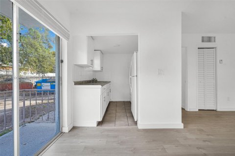 Снять в аренду квартиру в Майами, Флорида 1 спальня, 92.9м2, № 1989190 - фото 10