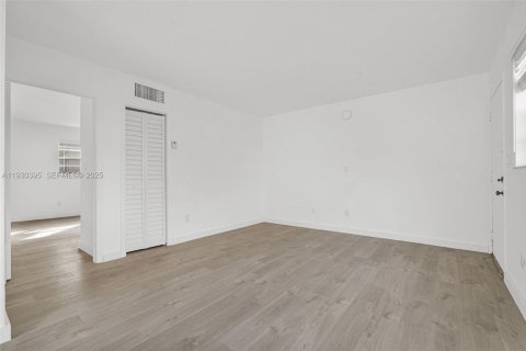 Снять в аренду квартиру в Майами, Флорида 1 спальня, 92.9м2, № 1989190 - фото 9