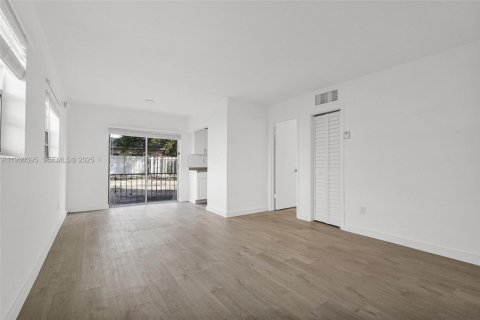 Снять в аренду квартиру в Майами, Флорида 1 спальня, 92.9м2, № 1989190 - фото 14