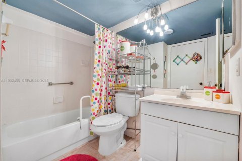 Condominio en venta en Coral Springs, Florida, 1 dormitorio, 75.81 m2 № 1992781 - foto 12