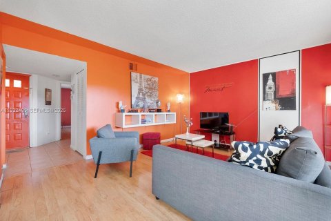 Condominio en venta en Coral Springs, Florida, 1 dormitorio, 75.81 m2 № 1992781 - foto 3