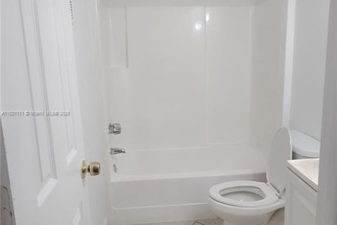 Condo in Pompano Beach, Florida, 1 bedroom  № 1807095 - photo 11