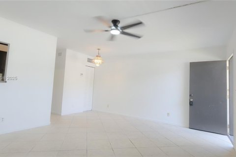 Condo in Pompano Beach, Florida, 1 bedroom  № 1807095 - photo 1