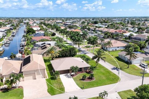 Villa ou maison à vendre à Cape Coral, Floride: 4 chambres, 176.51 m2 № 2339124 - photo 2