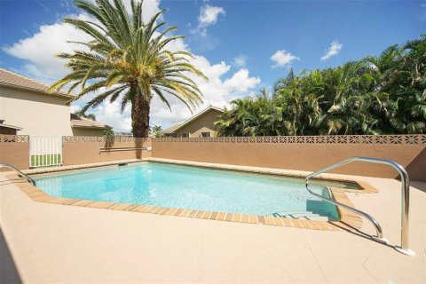 Villa ou maison à vendre à Cape Coral, Floride: 4 chambres, 176.51 m2 № 2339124 - photo 4