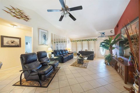 Villa ou maison à vendre à Cape Coral, Floride: 4 chambres, 176.51 m2 № 2339124 - photo 5