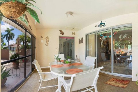 Villa ou maison à vendre à Cape Coral, Floride: 4 chambres, 176.51 m2 № 2339124 - photo 24