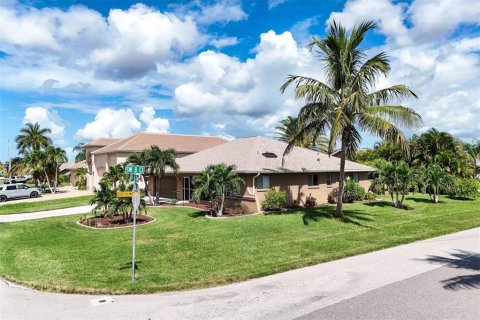 Villa ou maison à vendre à Cape Coral, Floride: 4 chambres, 176.51 m2 № 2339124 - photo 28