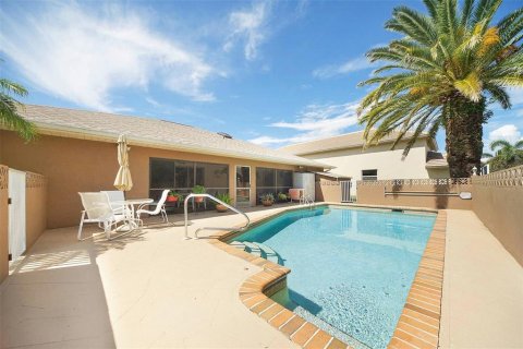 Villa ou maison à vendre à Cape Coral, Floride: 4 chambres, 176.51 m2 № 2339124 - photo 27