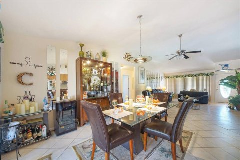 Villa ou maison à vendre à Cape Coral, Floride: 4 chambres, 176.51 m2 № 2339124 - photo 11