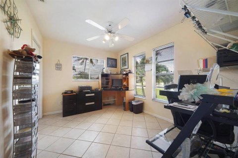 Villa ou maison à vendre à Cape Coral, Floride: 4 chambres, 176.51 m2 № 2339124 - photo 22