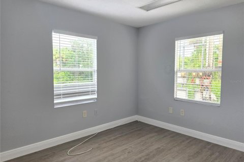 Propiedad comercial en alquiler en Tampa, Florida, 104.05 m2 № 1767893 - foto 9