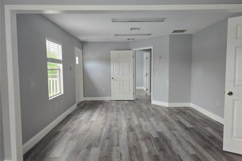 Propiedad comercial en alquiler en Tampa, Florida, 104.05 m2 № 1767893 - foto 11