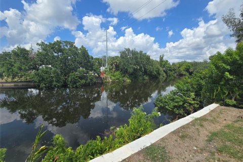 Propiedad comercial en alquiler en Tampa, Florida, 104.05 m2 № 1767893 - foto 20